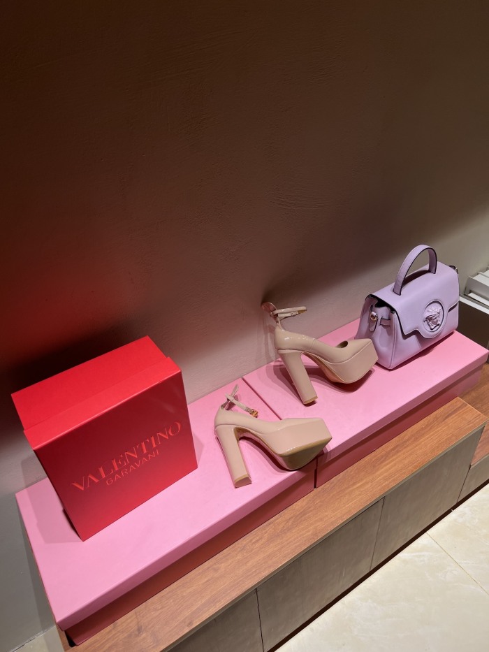 Women 𝑉*𝐴𝐿𝐸𝑁𝑇𝐼𝑁𝑂 Top Sneakers