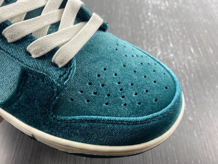 Nike SB Dunk Low Green Velvet DZ5224-300