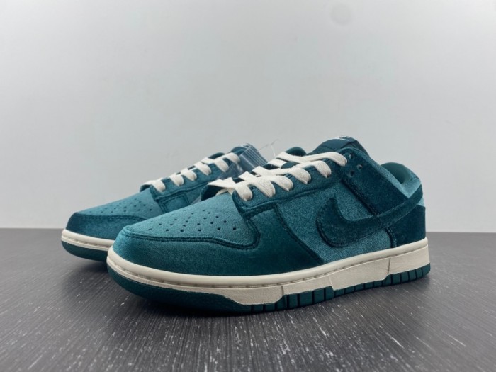 Nike SB Dunk Low Green Velvet DZ5224-300