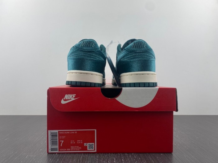 Nike SB Dunk Low Green Velvet DZ5224-300