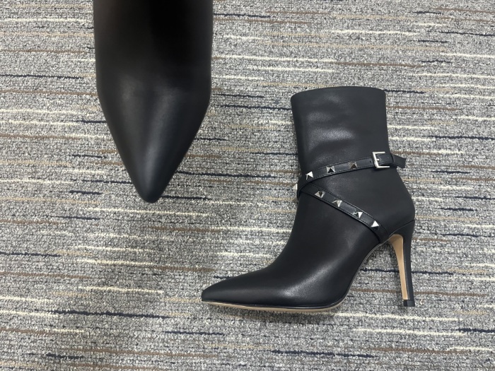 Women 𝑉*𝐴𝐿𝐸𝑁𝑇𝐼𝑁𝑂 Top Sneakers