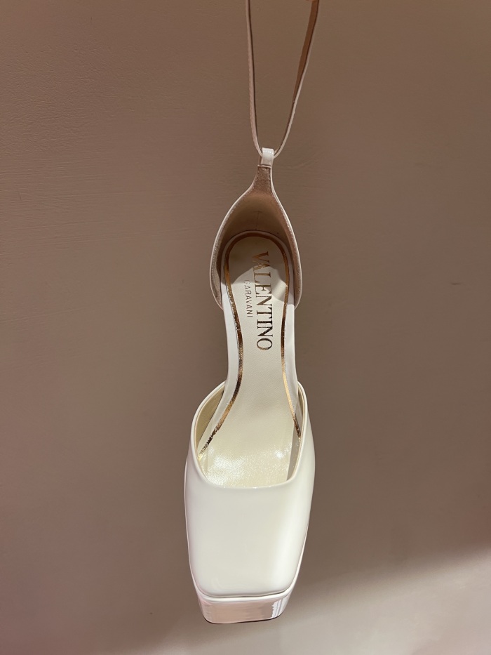 Women 𝑉*𝐴𝐿𝐸𝑁𝑇𝐼𝑁𝑂 Top Sneakers