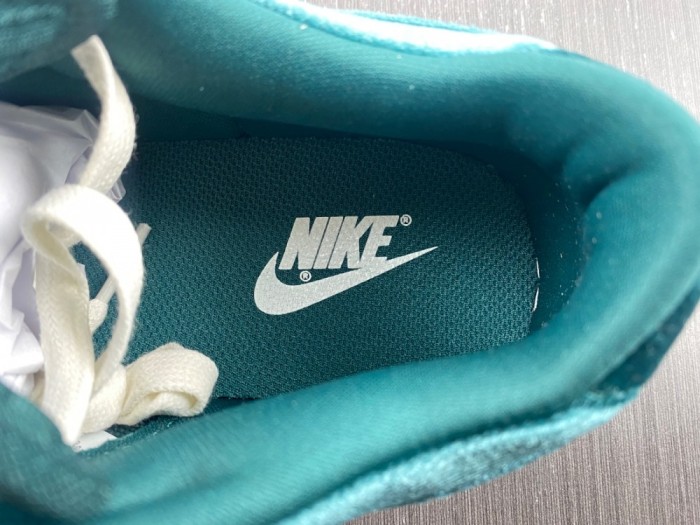 Nike SB Dunk Low Green Velvet DZ5224-300