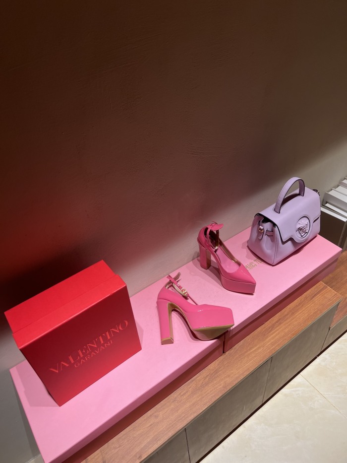 Women 𝑉*𝐴𝐿𝐸𝑁𝑇𝐼𝑁𝑂 Top Sneakers