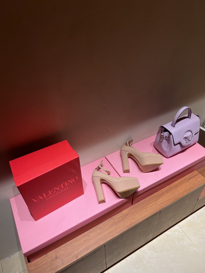 Women 𝑉*𝐴𝐿𝐸𝑁𝑇𝐼𝑁𝑂 Top Sneakers