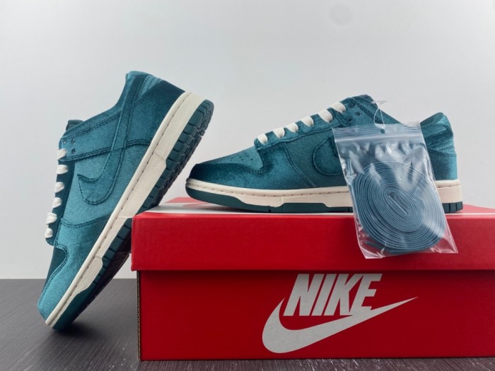 Nike SB Dunk Low Green Velvet DZ5224-300
