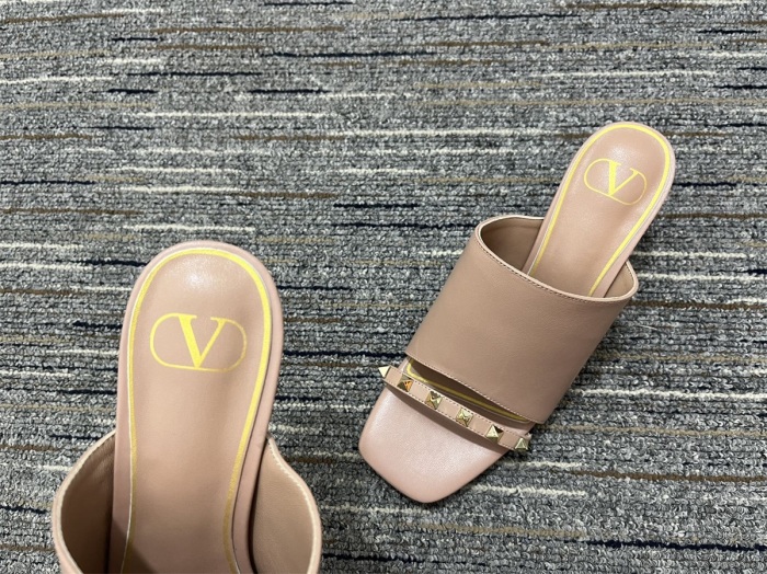 Women 𝑉*𝐴𝐿𝐸𝑁𝑇𝐼𝑁𝑂 Top Sneakers