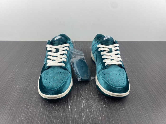 Nike SB Dunk Low Green Velvet DZ5224-300