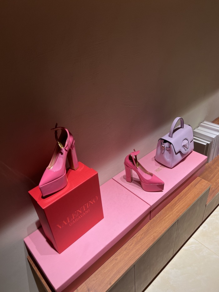 Women 𝑉*𝐴𝐿𝐸𝑁𝑇𝐼𝑁𝑂 Top Sneakers