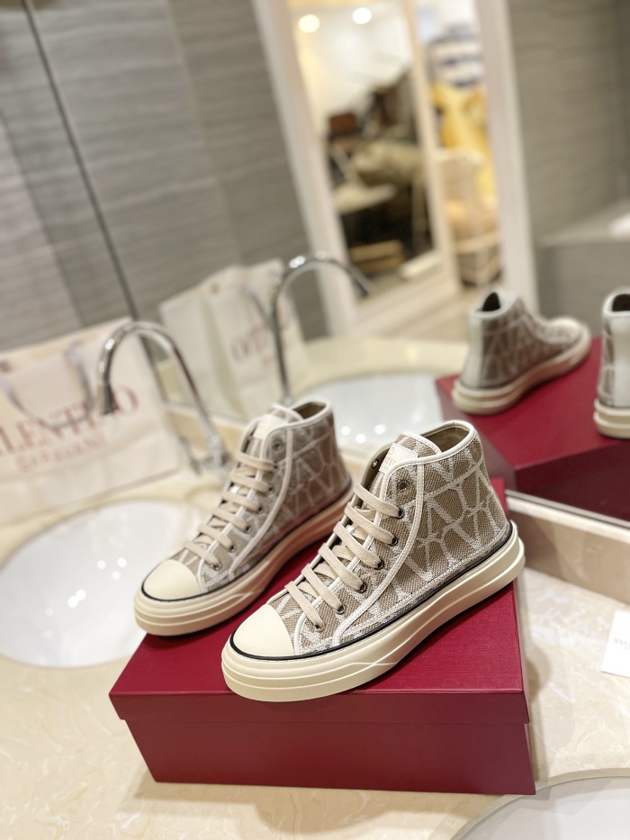Men Women  𝑉*𝐴𝐿𝐸𝑁𝑇𝐼𝑁𝑂 Top Sneakers