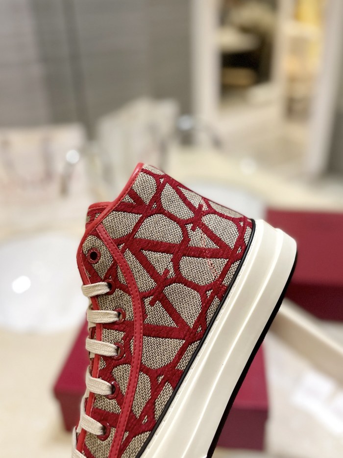 Men Women  𝑉*𝐴𝐿𝐸𝑁𝑇𝐼𝑁𝑂 Top Sneakers