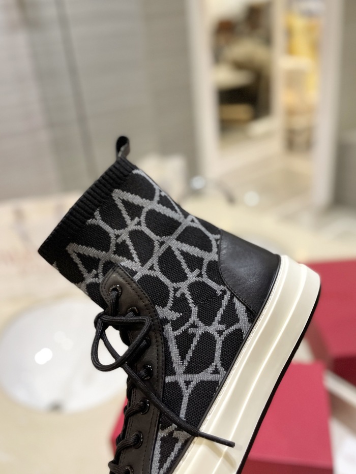 Women  𝑉*𝐴𝐿𝐸𝑁𝑇𝐼𝑁𝑂 Top Sneakers