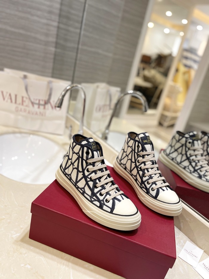 Men Women  𝑉*𝐴𝐿𝐸𝑁𝑇𝐼𝑁𝑂 Top Sneakers