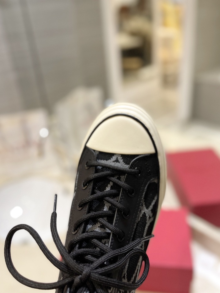 Women  𝑉*𝐴𝐿𝐸𝑁𝑇𝐼𝑁𝑂 Top Sneakers