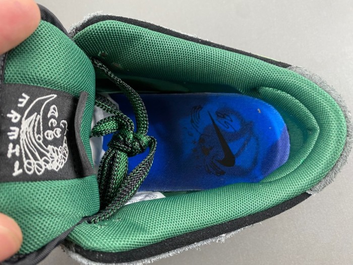 There S*kateboards x N*ike S*B D*unk Low  HF7743-001