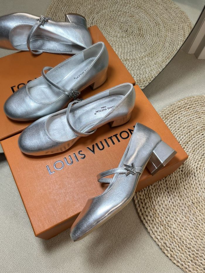 Women L*ouis V*uitton Top Quality Sandals006
