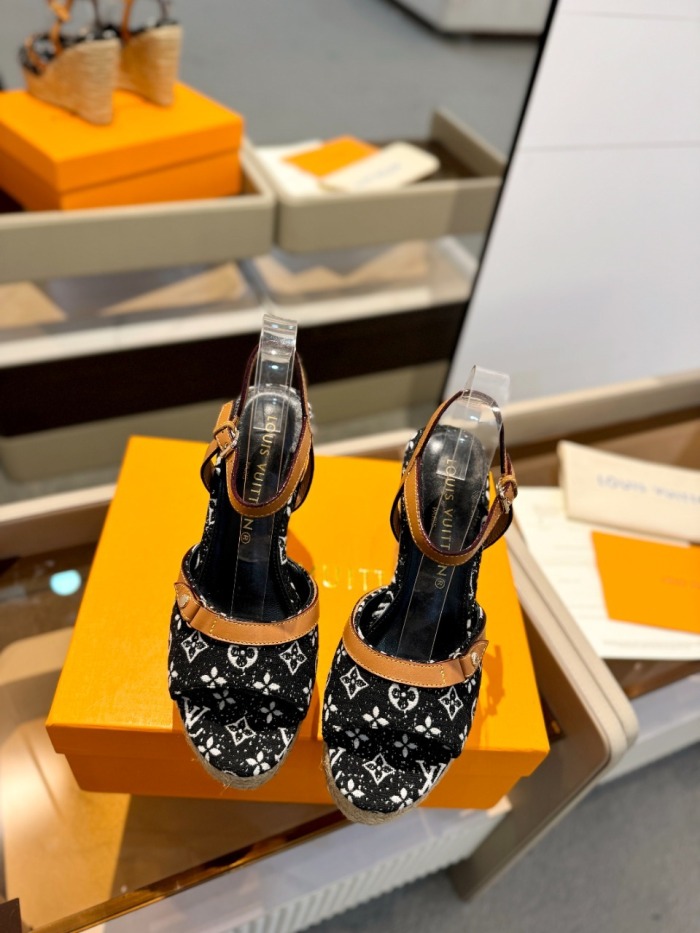 Women L*ouis V*uitton Top Quality Sandals002