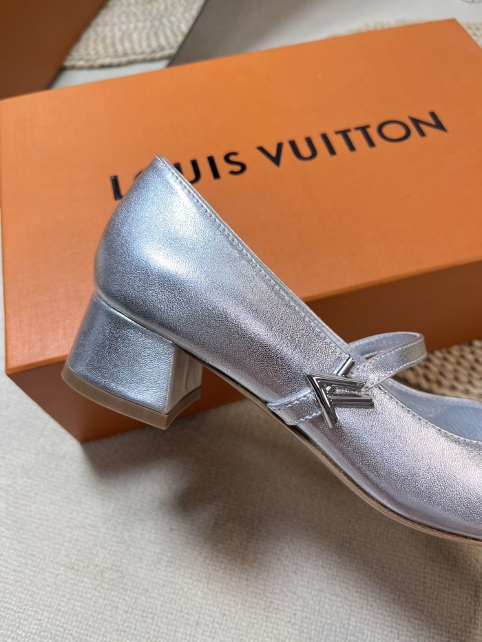 Women L*ouis V*uitton Top Quality Sandals006