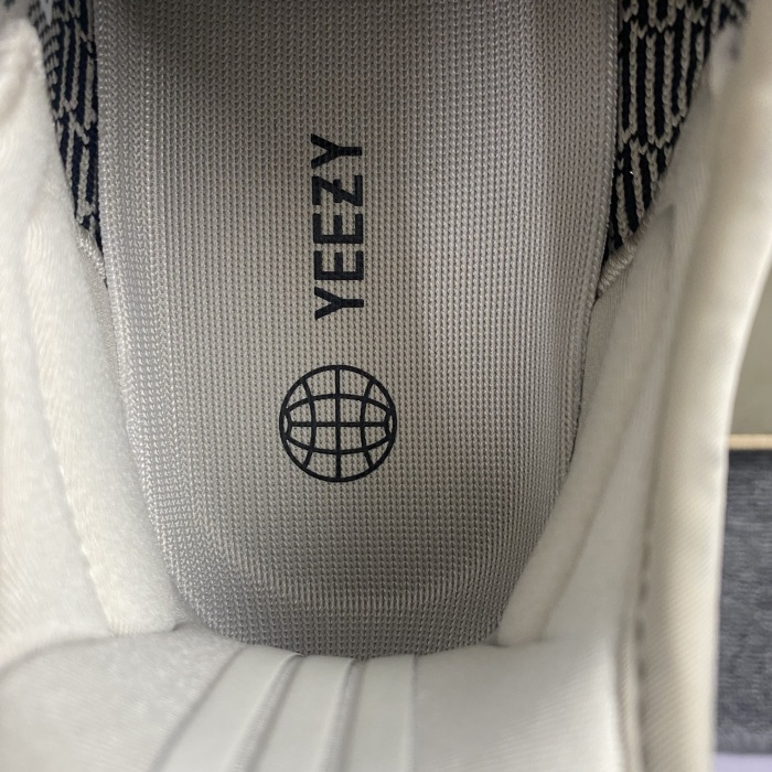 Yeezy Boost 350 V2 HP7870