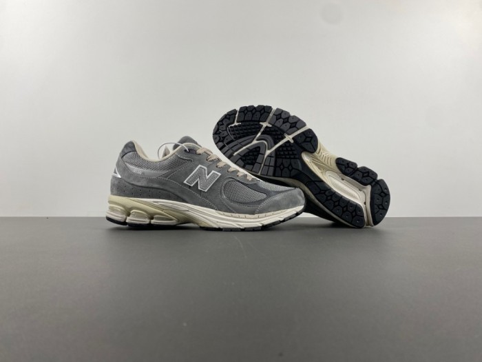 N*ew B*alance M2002RNM