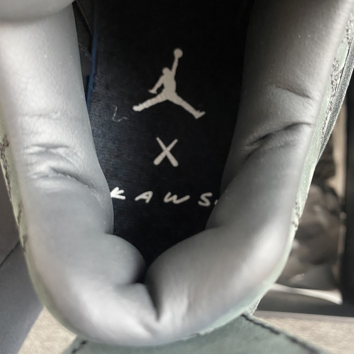 A*IR J*ORDAN 4 RETRO KAWS 930155 001