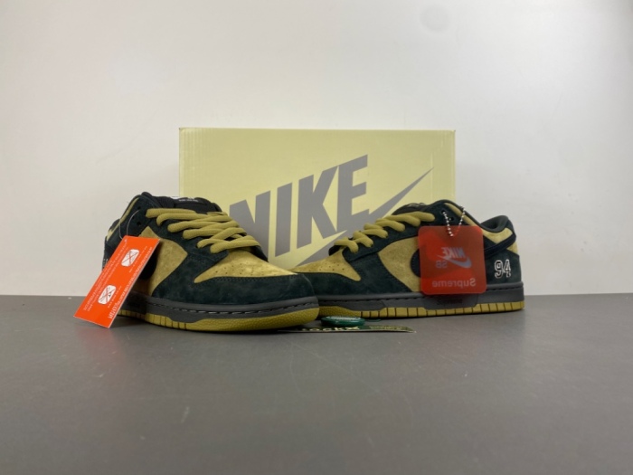 S*upreme x N*ike S*B D*unk Low HQ8487-300