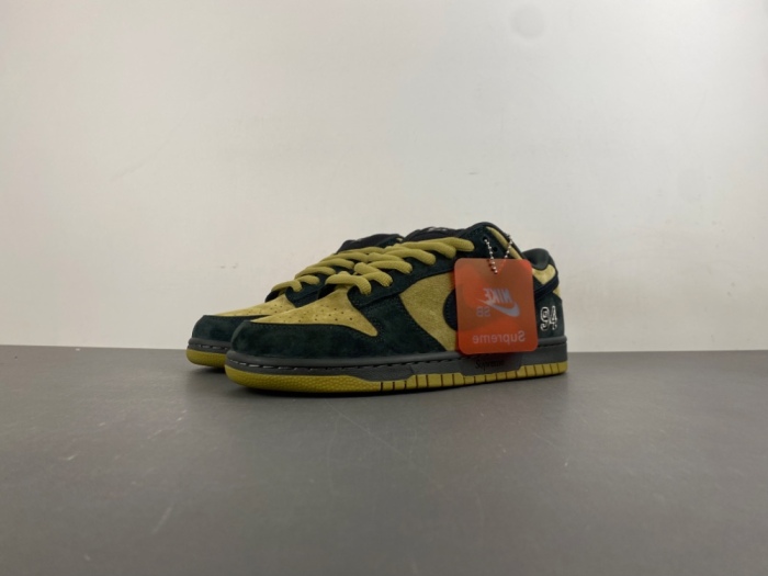 S*upreme x N*ike S*B D*unk Low HQ8487-300