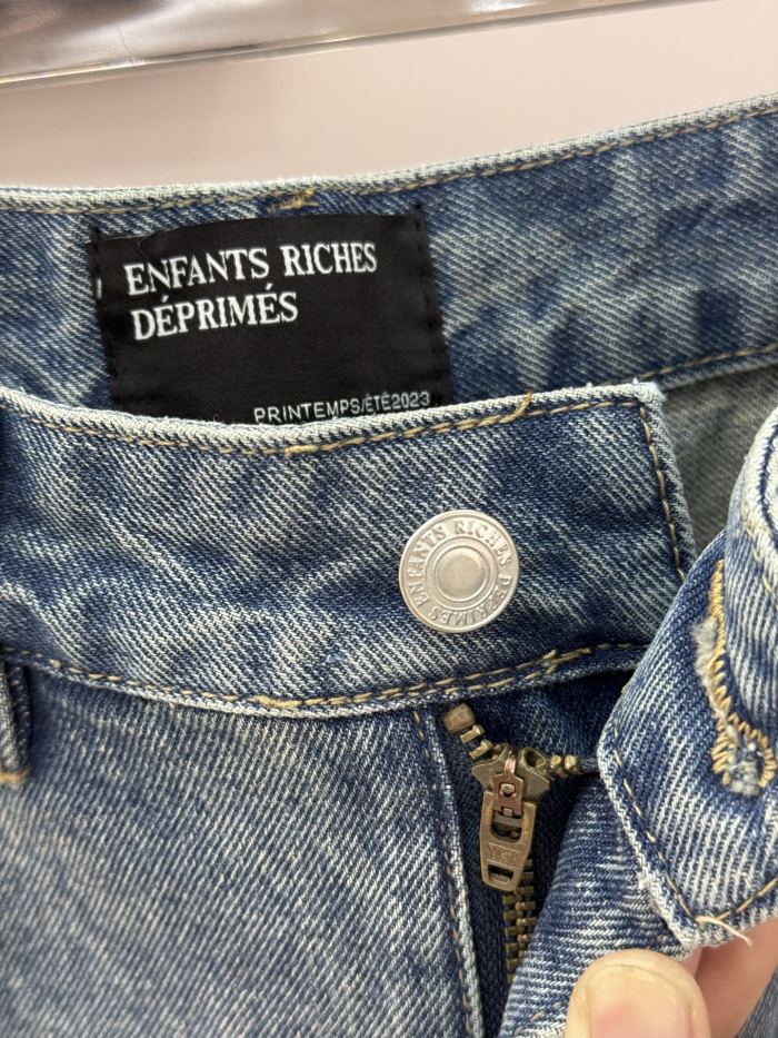 ENFANTS RICHES DÉPRIMÉS  Top Quality