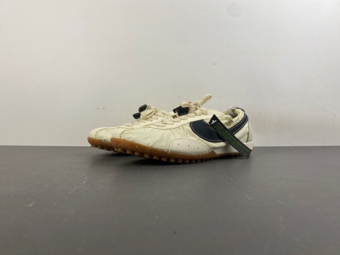Jacquemus x N*ike Moon HV8547-700