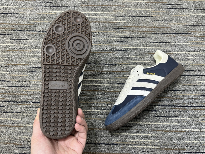 Men  A*didas Sneaker