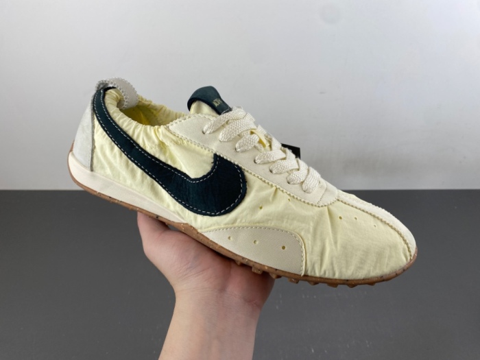 Jacquemus x N*ike Moon HV8547-700