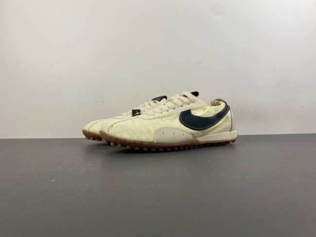 Jacquemus x N*ike Moon HV8547-700