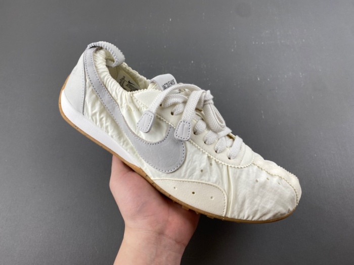 Jacquemus x N*ike Moon HV8547-002