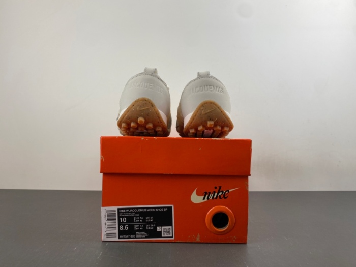 Jacquemus x N*ike Moon HV8547-002