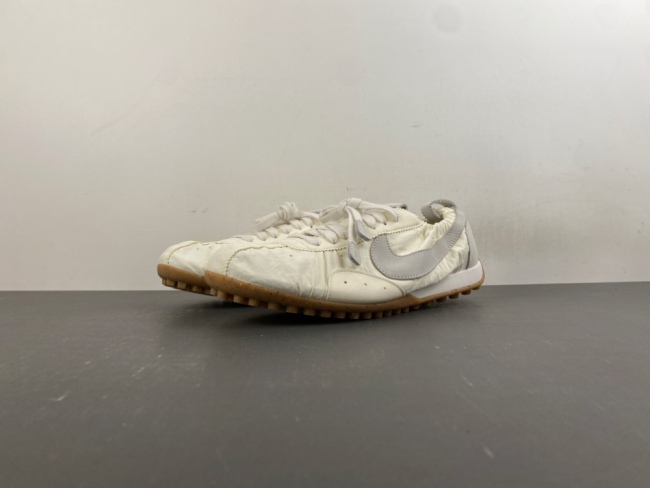 Jacquemus x N*ike Moon HV8547-002
