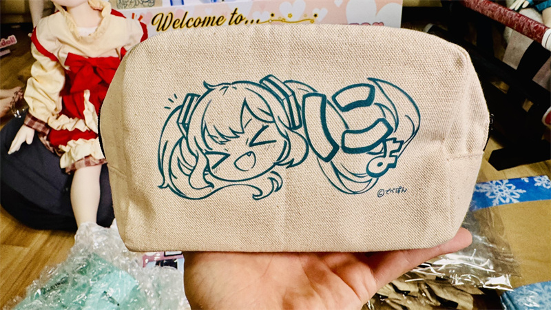 ドールを制作しているクリエイターの写真