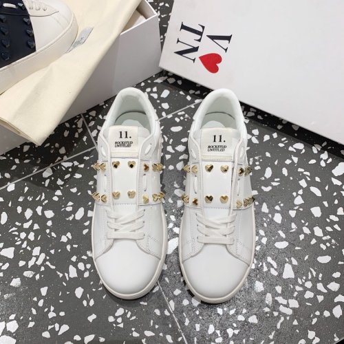 Super High End Valentino Low Top Flat Sneaker Men and Women-002（2021）