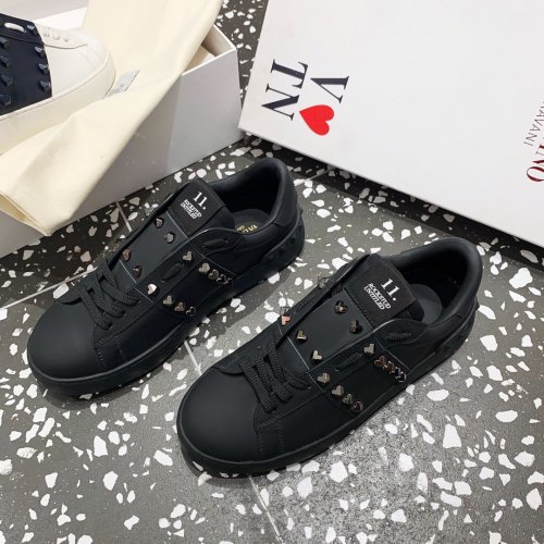 Super High End Valentino Low Top Flat Sneaker Men and Women-004 (2021)