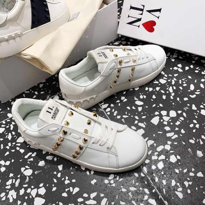 Super High End Valentino Low Top Flat Sneaker Men and Women-002（2021）