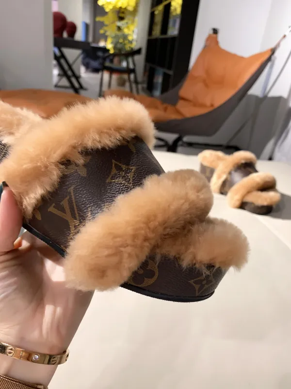 LV Hairy slippers 008 (2021)