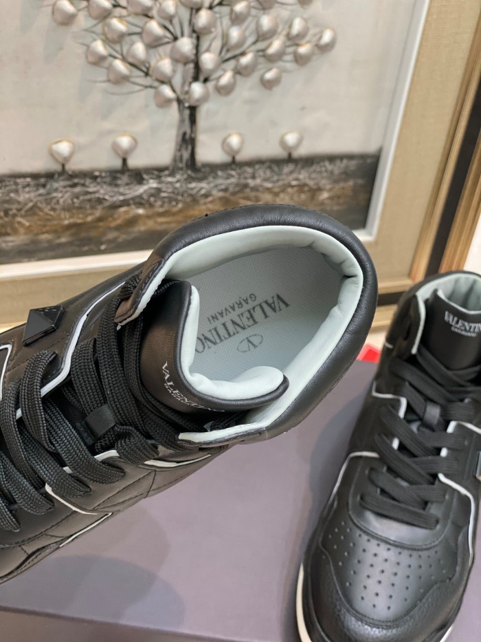 Valentino High Top Flat Sneaker Men and Women 005（2021）
