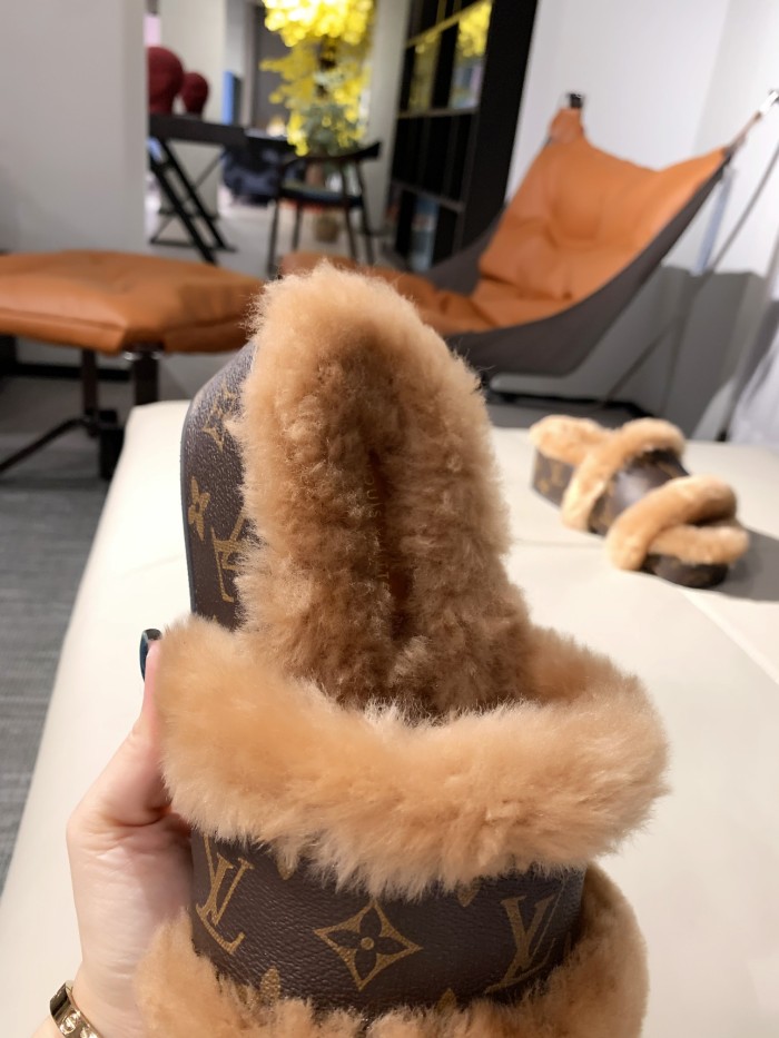 LV Hairy slippers 008 (2021)