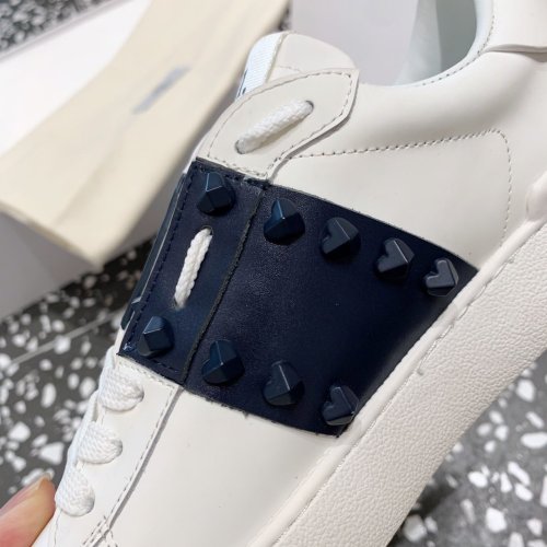 Super High End Valentino Low Top Flat Sneaker Men and Women-003（2021）