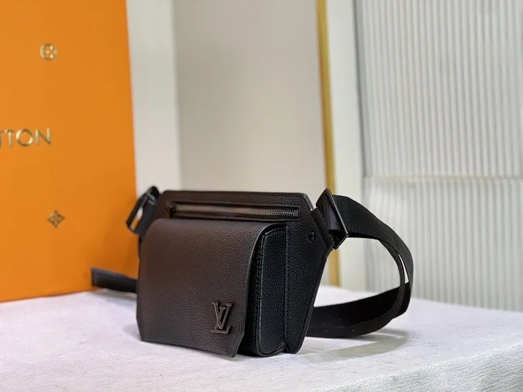 LV Fanny Pack 004 (2022)