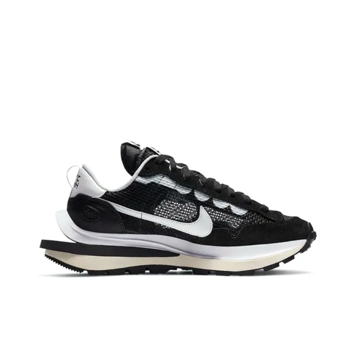 【SACAI X NIKE】🔥2024 年新色発売！★激レア確定！世界が欲しがるプレミアムな一足♪【男女兼用】 Vaporwaffle によるコラボスニーカー