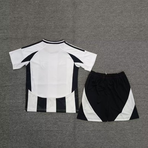 24/25 Juventus home kids kit