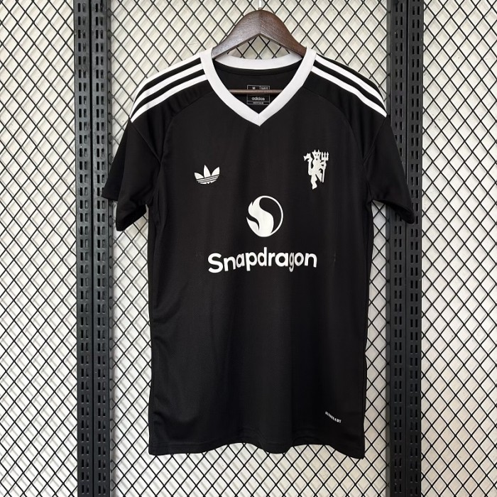 24/25 Manchester United black goalkeeper jersey