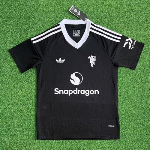 24/25 Manchester United black goalkeeper jersey