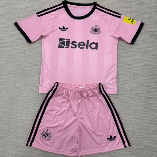 25/26 Newcastle United pink goalkeeper kids kit