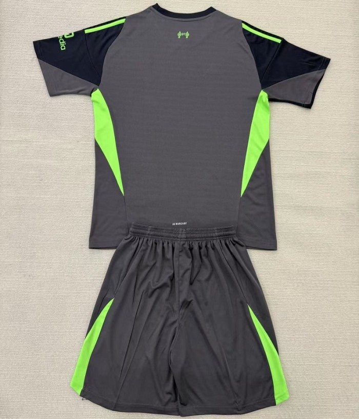 25/26 Liverpool goalkeeper Adult set black